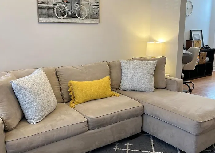 Apartment Inner-city Experience, Next Stop! Chicago